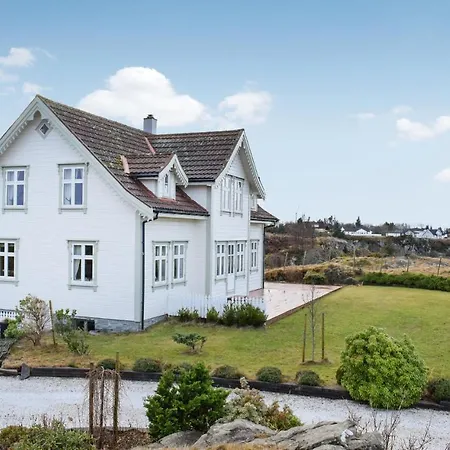 4 Bedroom In Holiday home Bekkjarvik