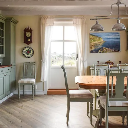 4 Bedroom In Bekkjarvik