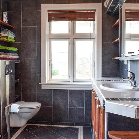Сasa de vacaciones 4 Bedroom In Bekkjarvik